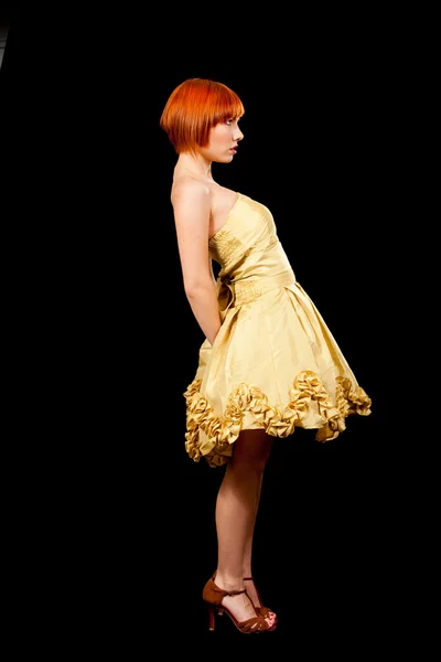 Rousse en robe jaune — Photo