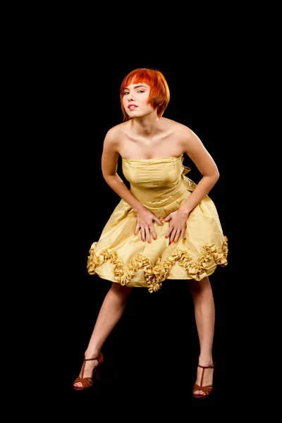 黄色のドレスの赤毛 — ストック写真