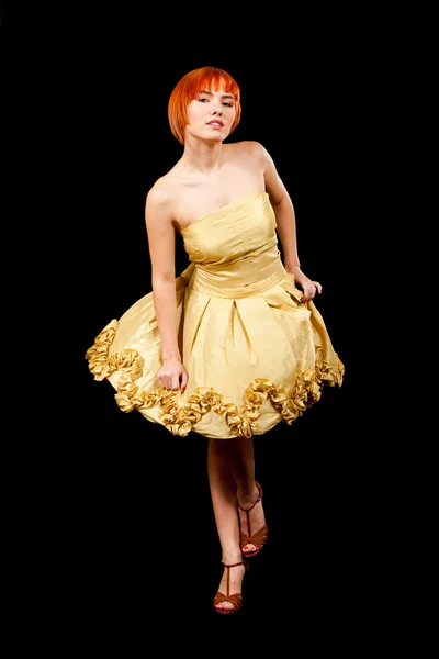 Rudy w żółtej sukience — Zdjęcie stockowe