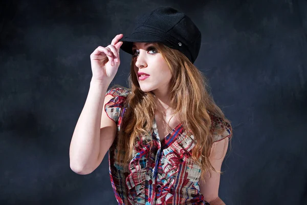 Tajemná dívka s kloboukem — Stock fotografie
