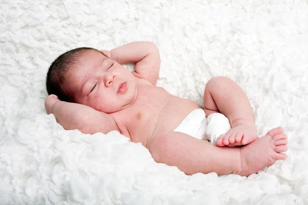 Lindo bebé dormido en la nube Fotos de stock libres de derechos