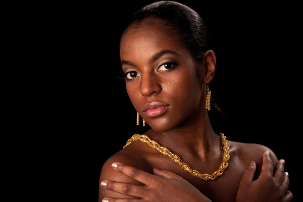 Afrikaanse vrouw gezicht met gouden juwelen — Stockfoto