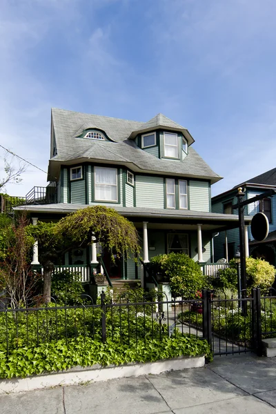 Linda casa vitoriana verde — Fotografia de Stock
