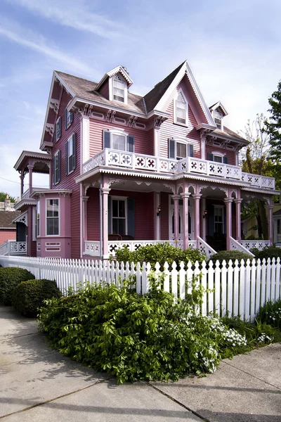 Rosa viktorianisches Haus — Stockfoto