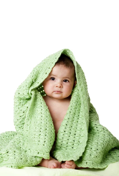 Roztomilé dítě sedí mezi zelená deka. — Stock fotografie