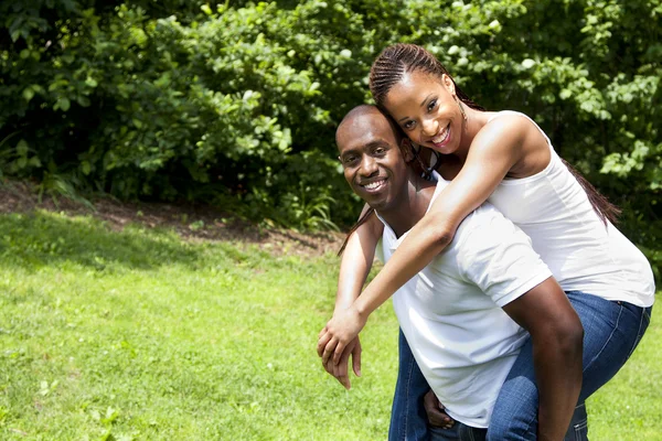 Feliz casal africano sorridente — Fotografia de Stock