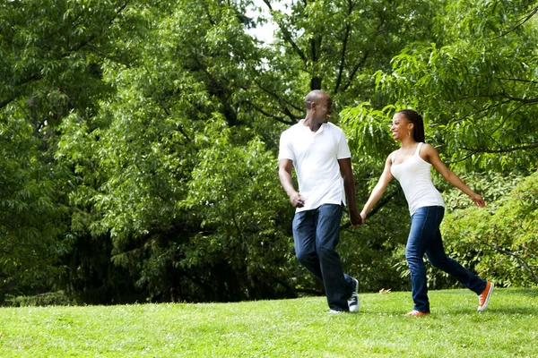 Casal feliz correndo no parque — Fotografia de Stock