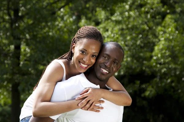快乐的微笑非洲夫妇 — 图库照片