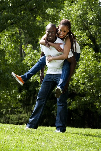 Αγγούρι και φέτεςアフリカの幸せなカップル ストック画像