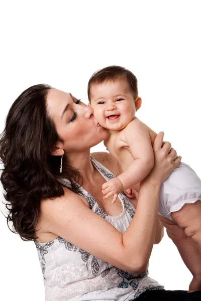 Мама целует счастливого ребенка в щеку — стоковое фото