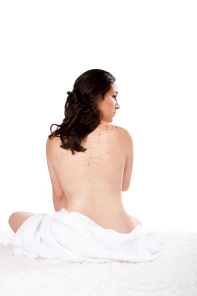 Mulher com toalha pronta para o banho — Fotografia de Stock