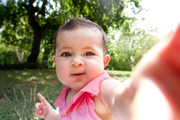 Bonito engraçado feliz bebê rosto — Fotografia de Stock