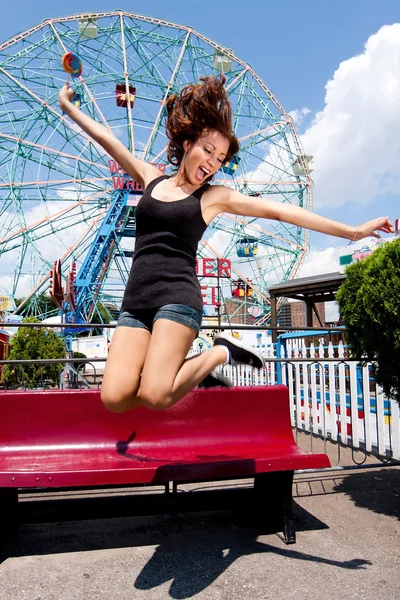Menina se divertindo no parque de diversões — Fotografia de Stock