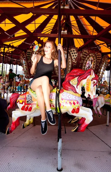 Chica divirtiéndose en el parque de atracciones — Foto de Stock