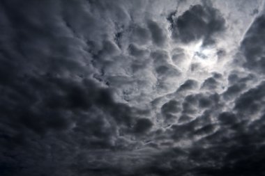 karanlık fırtına bulutları