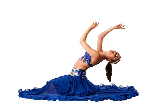 Танцовщица живота сидит на полу — стоковое фото