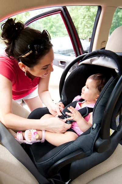 Bebé en silla de coche para la seguridad Imágenes de stock libres de derechos