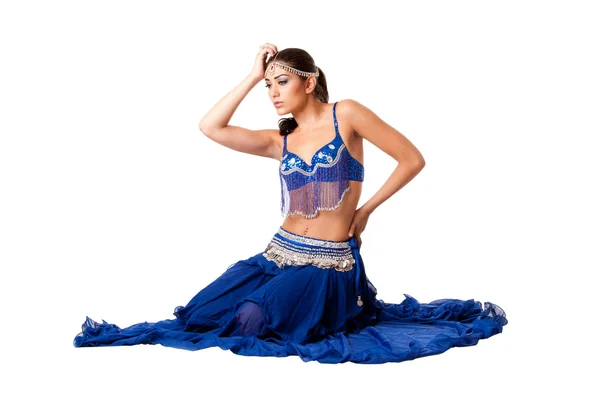 Bailarina del vientre sentada en vestido azul — Foto de Stock