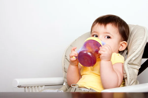 Dítě dítě pití brčkem赤ちゃん幼児シッピー カップから飲む — ストック写真
