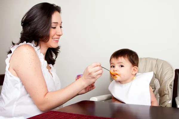 Младенец ест грязно — стоковое фото