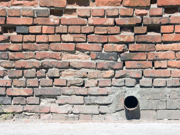 Mur en brique avec tube — Photo
