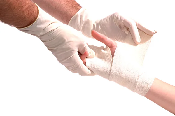 Tillämpa ett bandage för hand — Stockfoto