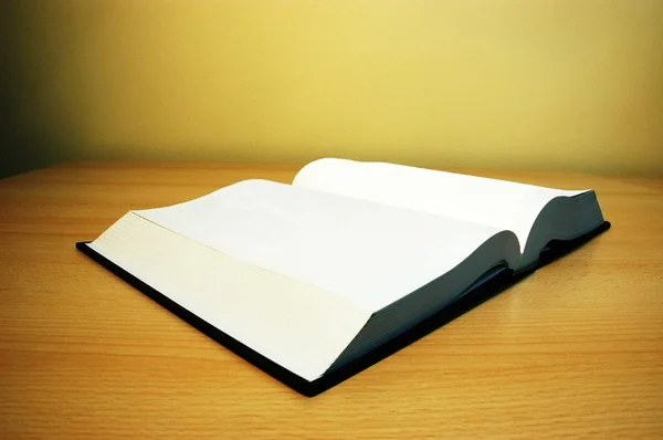 Livro na mesa — Fotografia de Stock