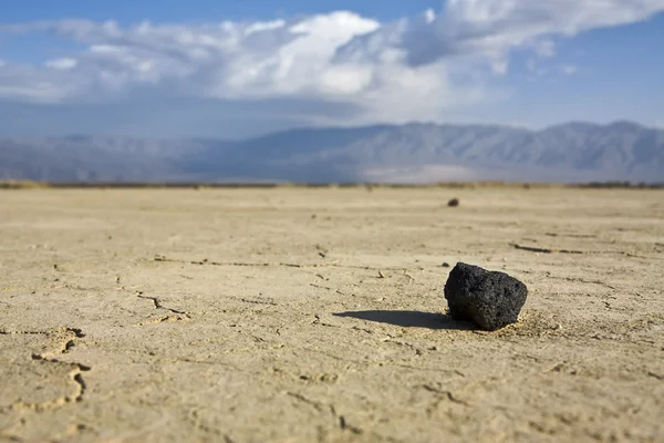 Черный камень в пустыне — стоковое фото