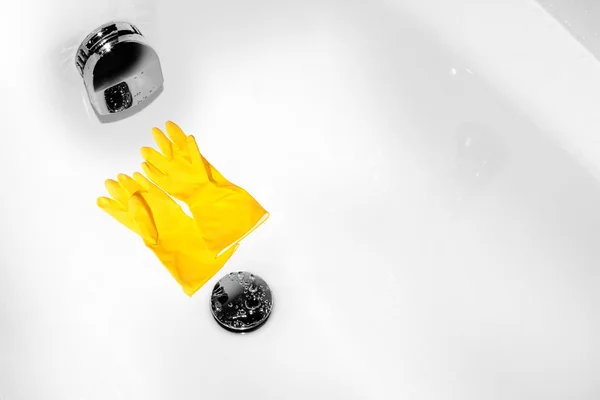 Kristal temiz banyo - Eldivenleri çıkarma — Stok fotoğraf