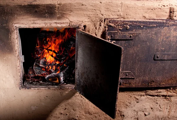 Vieille cuisinière dans une maison de village — Photo