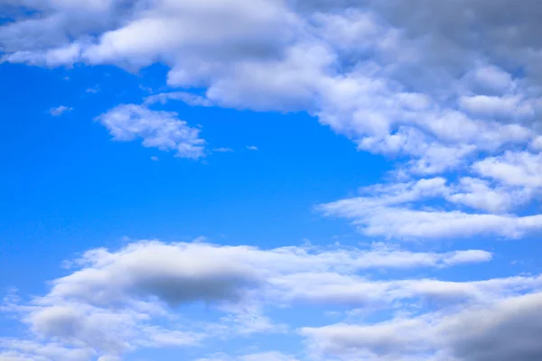 Błękitne niebo i — Zdjęcie stockowe