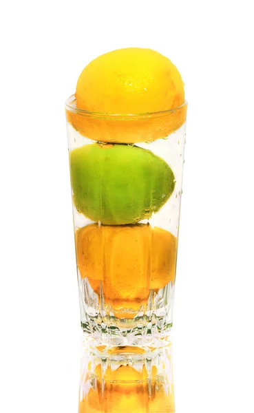 Copo de água com limão e limão — Fotografia de Stock