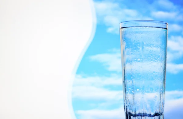 Vidro de água em um belo fundo — Fotografia de Stock