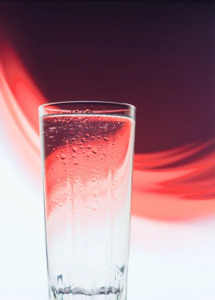 Glas water op een mooie achtergrond — Stockfoto