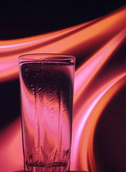 Glas Wasser auf schönem Hintergrund — Stockfoto