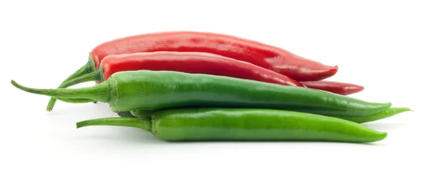 Зелений і червоний перець чилі — стокове фото