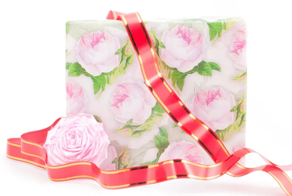 Presentförpackning med rosor — Stockfoto