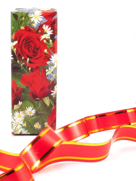 Presentförpackning med rosor — Stockfoto