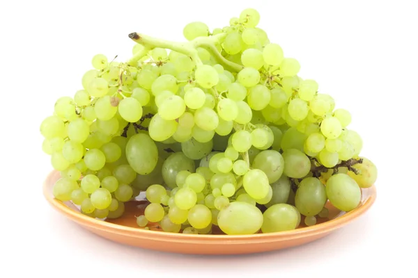 Oddział zielonych winogron na talerzu — Zdjęcie stockowe