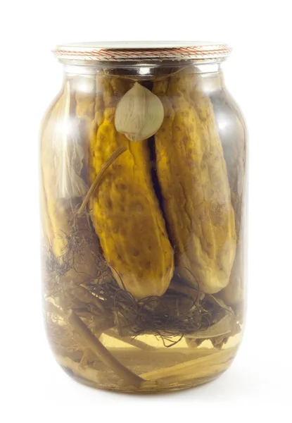 Pepinos em conserva no banco doméstico — Fotografia de Stock