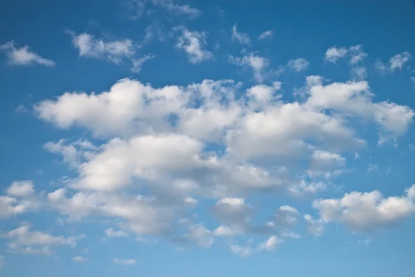 Голубое небо и много маленьких облаков — стоковое фото