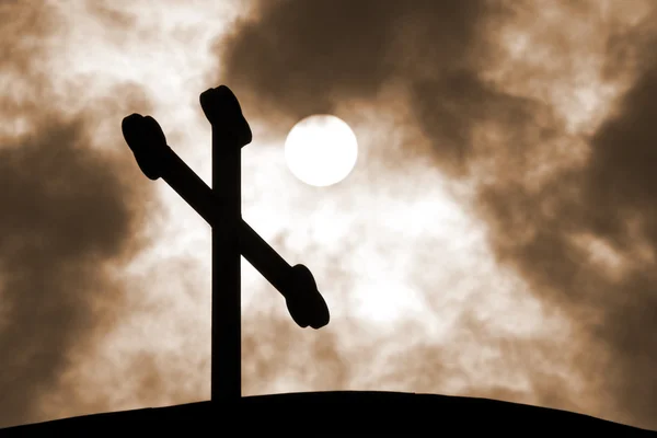 The cross on the background of the cloudy sky — Stock Photo, Image