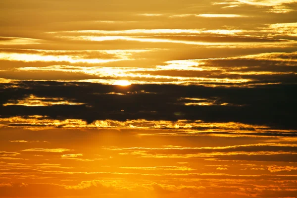 雲の後ろに沈む夕日 — ストック写真
