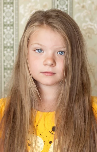 En ganska ung blond tjej — Stockfoto