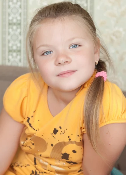 Een vrij jong meisje blonde — Stockfoto