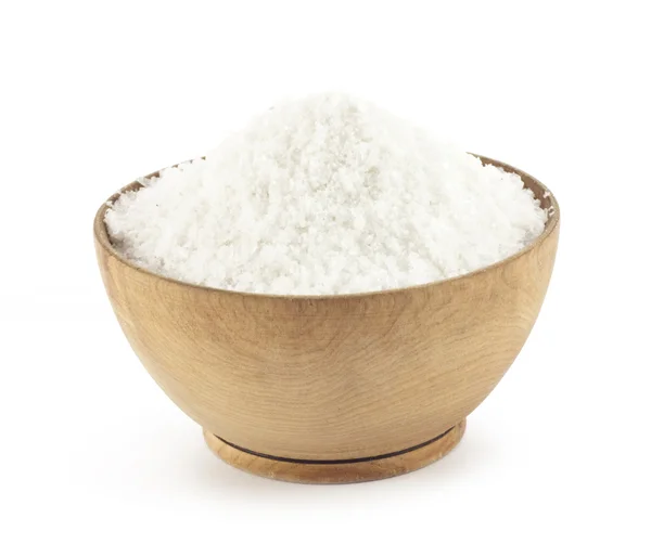 Кухонная соль в деревянном блюдце — стоковое фото