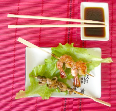 karides ve ahtapot, şişleri monte.