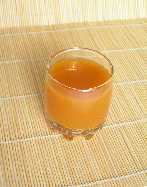 Şeftali suyu ile cam. — Stok fotoğraf