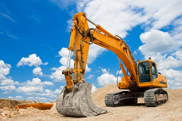 黄色挖掘机在施工现场 免版税图库图片