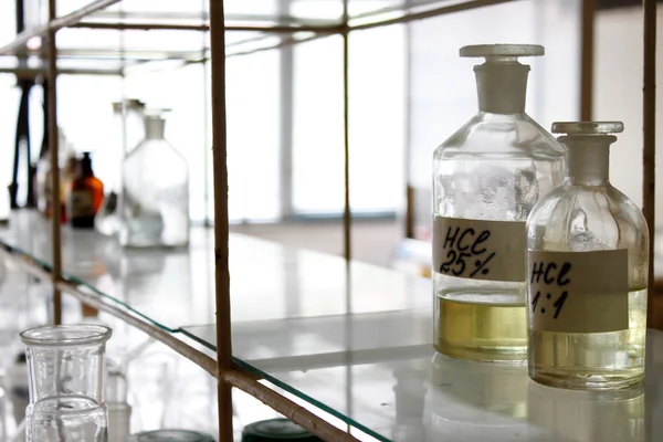 Laboratuvar iç raflar ve şişeler — Stok fotoğraf
